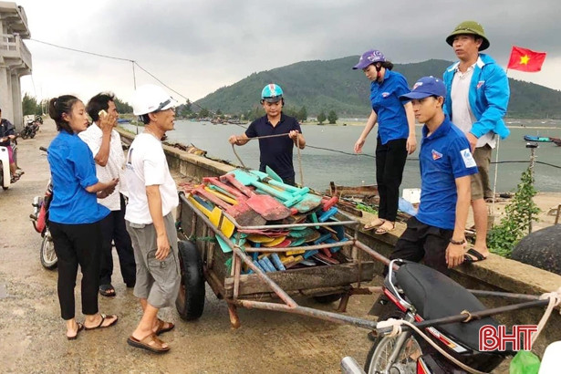 Đoàn viên thanh niên Hà Tĩnh “tiếp sức” chống bão
