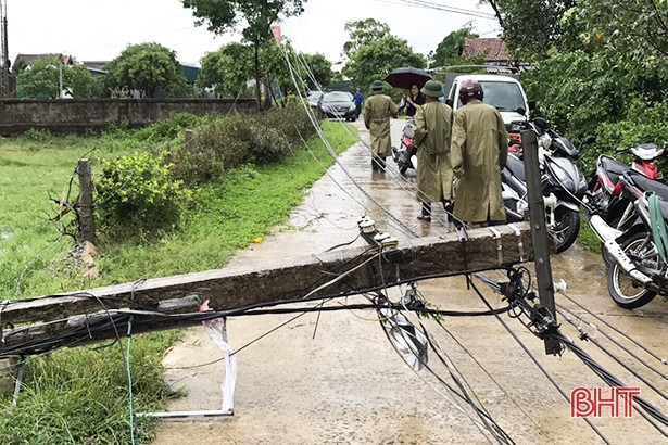 Trước 18h chiều nay, cấp điện lại cho vùng thiệt hại nặng do bão ở Hà Tĩnh