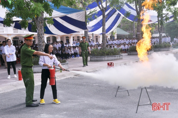 Trang bị kỹ năng ứng phó với hỏa hoạn cho giáo viên, học sinh trường THPT Phan Đình Phùng