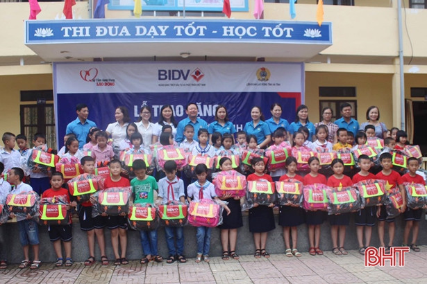 500 cặp phao cứu sinh tặng học sinh vùng lũ Hà Tĩnh trước thềm năm học mới