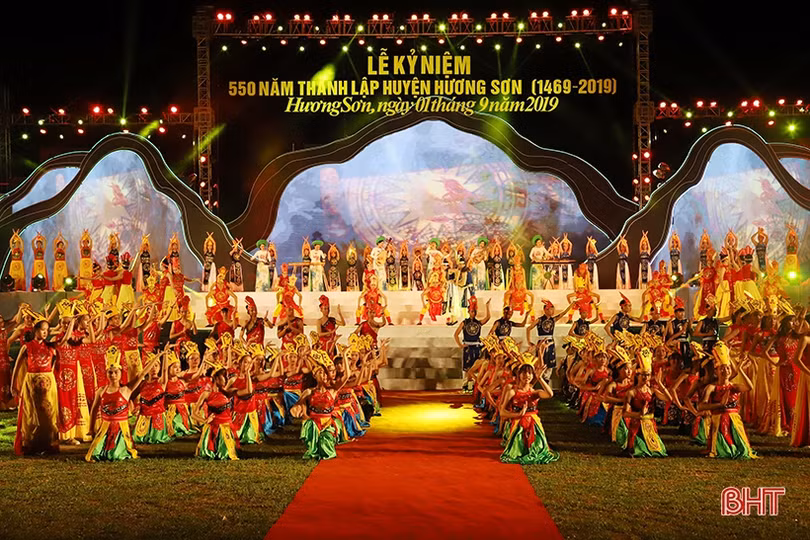 Long trọng lễ kỷ niệm 550 năm thành lập huyện Hương Sơn