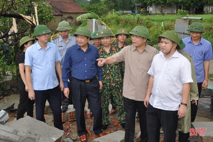 Bộ trưởng NN&PTNT Nguyễn Xuân Cường chỉ đạo ứng phó hoàn lưu sau bão, thăm hỏi hộ dân bị thiệt hại ở Hà Tĩnh