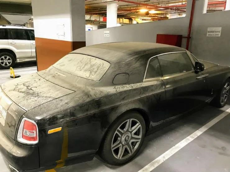 Nhiều xe sang Rolls-Royce bị bỏ hoang tại Dubai giàu có