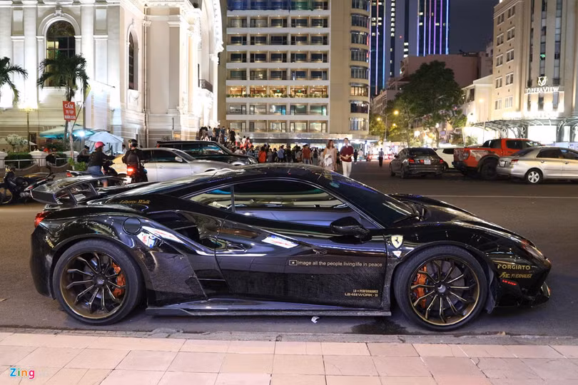 Cận cảnh siêu xe Ferrari 488 GTB độ Liberty Walk độc nhất Việt Nam