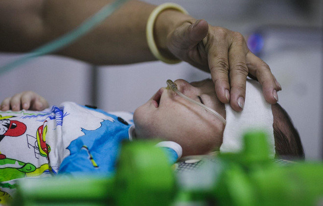 Bệnh tay chân miệng không phát hiện sớm và điều trị kịp thời sẽ dẫn đến nhiều biến chứng nguy hiểm. Ảnh: Liêu Lãm. Bệnh tay chân miệng có nguy cơ bùng phát mùa tựu trường