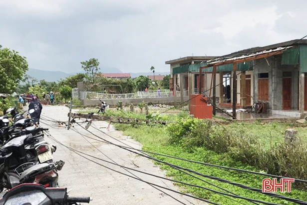 Trước 18h chiều nay, cấp điện lại cho vùng thiệt hại nặng do bão ở Hà Tĩnh