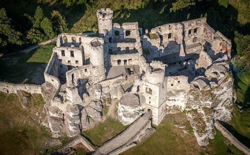 Những lâu đài hàng trăm năm tuổi bị bỏ hoang trên thế giới