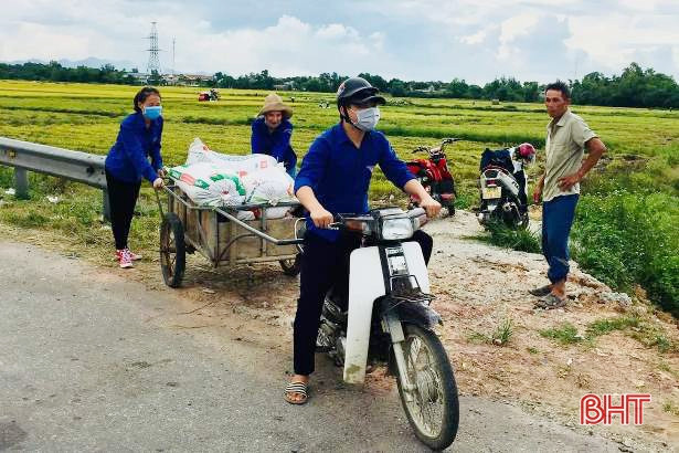 Đoàn viên thanh niên Hà Tĩnh “tiếp sức” chống bão