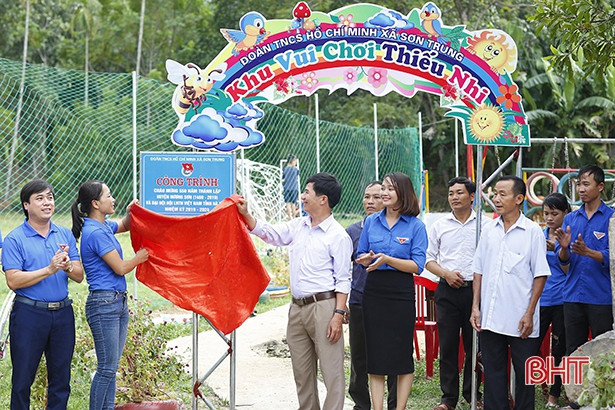 Sân chơi tái chế từ lốp xe cũ của trẻ em vùng núi Hương Sơn