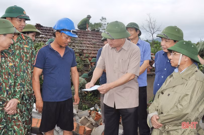 Bộ trưởng NN&PTNT Nguyễn Xuân Cường chỉ đạo ứng phó hoàn lưu sau bão, thăm hỏi hộ dân bị thiệt hại ở Hà Tĩnh