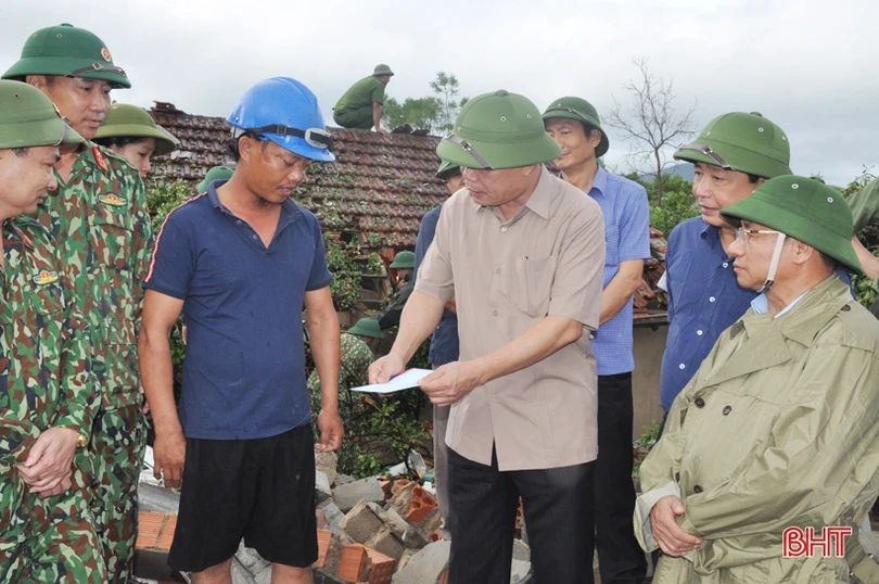 Bộ trưởng NN&PTNT Nguyễn Xuân Cường chỉ đạo ứng phó hoàn lưu sau bão, thăm hỏi hộ dân bị thiệt hại ở Hà Tĩnh