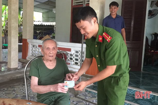 Không nghỉ lễ, Công an Thạch Hà đến tận nhà làm CMND cho người dân