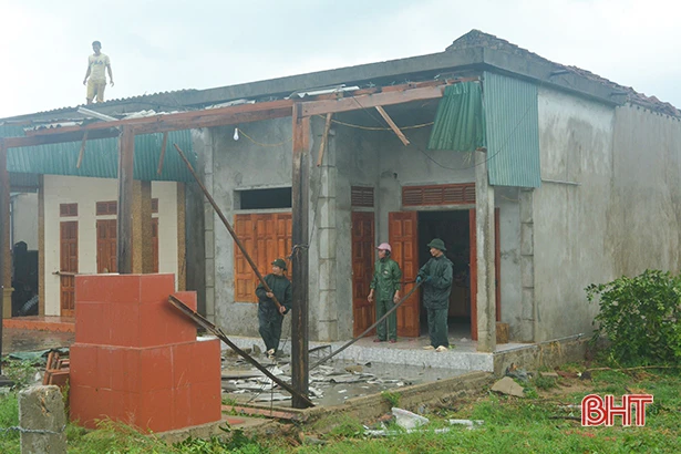 41 nhà dân ở thị xã Kỳ Anh bị tốc mái trước khi bão số 4 đổ bộ