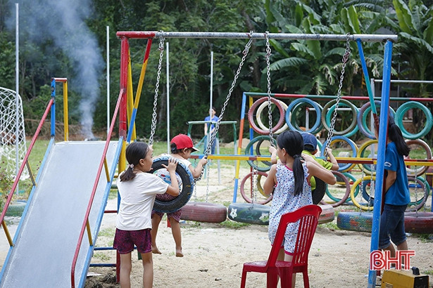 Sân chơi tái chế từ lốp xe cũ của trẻ em vùng núi Hương Sơn