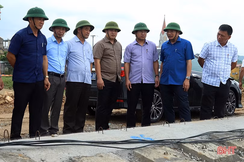 Chủ tịch UBND tỉnh Hà Tĩnh Trần Tiến Hưng kiểm tra công tác ứng phó bão số 4 tại các địa phương