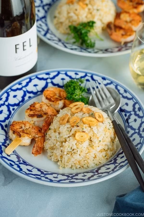 Bữa sáng nhanh gọn với cơm chiên tôm thơm lừng, người lớn trẻ nhỏ đều mê