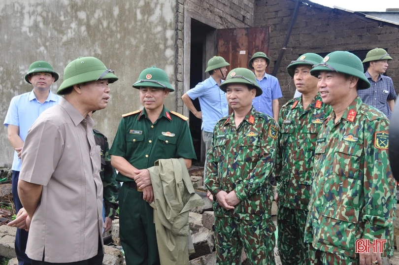 Bộ trưởng NN&PTNT Nguyễn Xuân Cường chỉ đạo ứng phó hoàn lưu sau bão, thăm hỏi hộ dân bị thiệt hại ở Hà Tĩnh