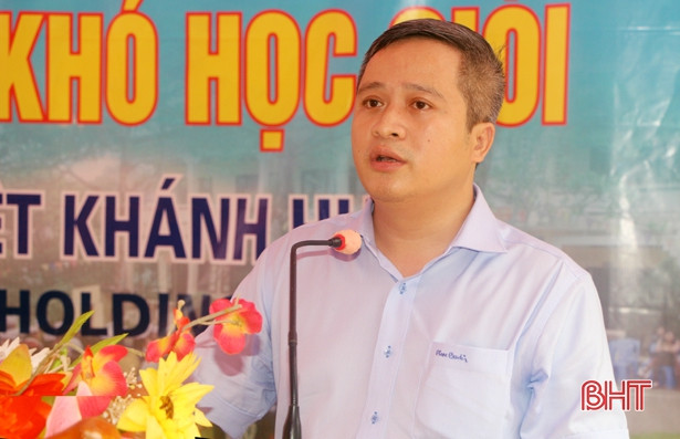 Lãnh đạo Hà Tĩnh và Tạp chí Cộng sản tặng quà học sinh nghèo Vũ Quang