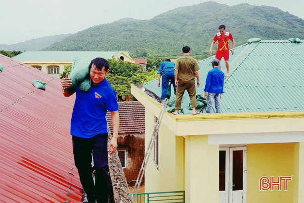 Đoàn viên thanh niên Hà Tĩnh “tiếp sức” chống bão