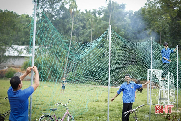 Sân chơi tái chế từ lốp xe cũ của trẻ em vùng núi Hương Sơn