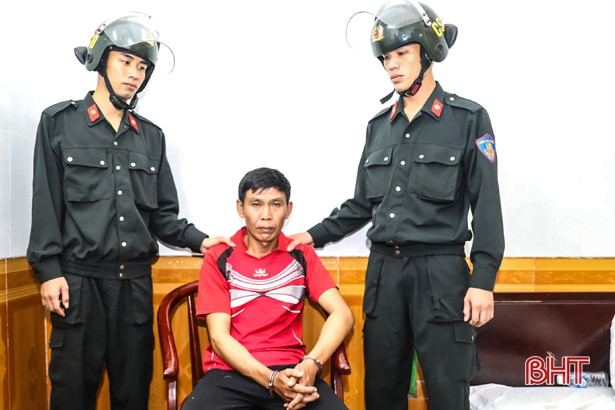 Cắt đường rừng vùng biên Hà Tĩnh vận chuyển 2 bánh heroin vào Việt Nam