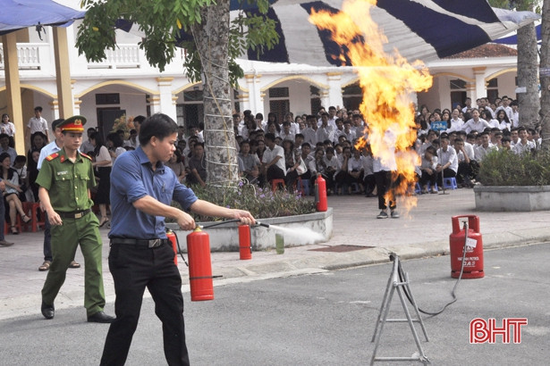 Trang bị kỹ năng ứng phó với hỏa hoạn cho giáo viên, học sinh trường THPT Phan Đình Phùng