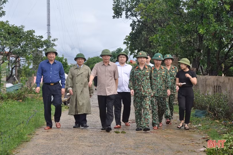 Bộ trưởng NN&PTNT Nguyễn Xuân Cường chỉ đạo ứng phó hoàn lưu sau bão, thăm hỏi hộ dân bị thiệt hại ở Hà Tĩnh