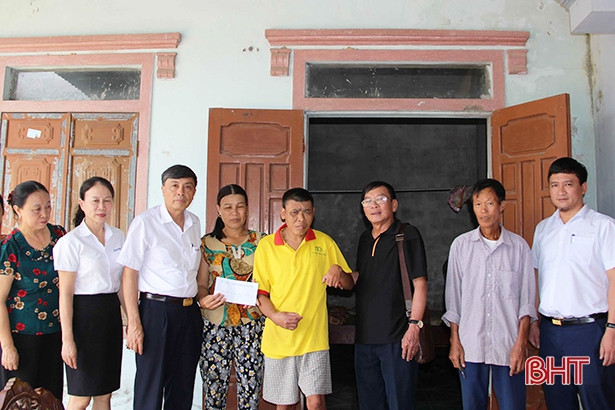 Điện lực Hà Tĩnh tặng quà gia đình các nạn nhân chất độc da cam