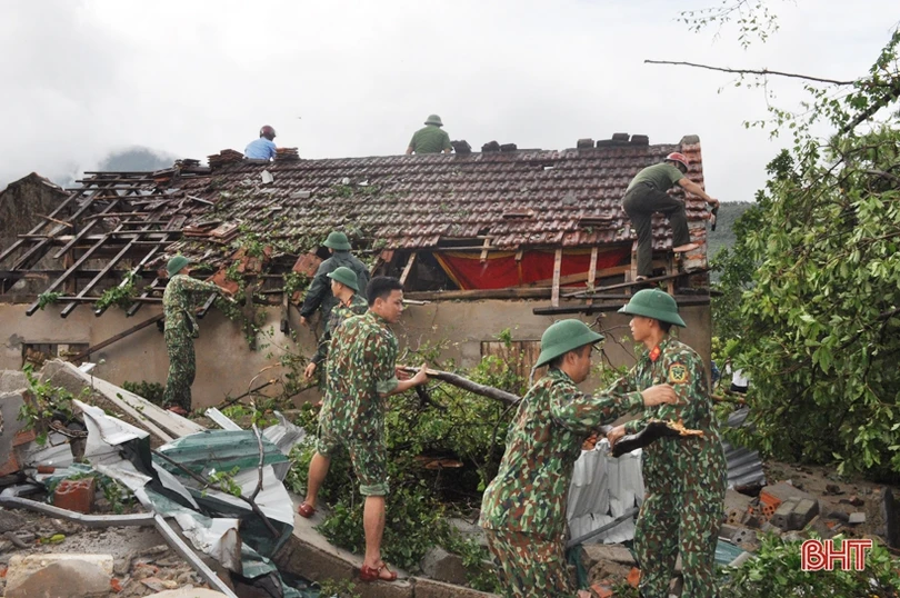 Bộ trưởng NN&PTNT Nguyễn Xuân Cường chỉ đạo ứng phó hoàn lưu sau bão, thăm hỏi hộ dân bị thiệt hại ở Hà Tĩnh
