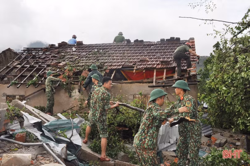 Bộ trưởng NN&PTNT Nguyễn Xuân Cường chỉ đạo ứng phó hoàn lưu sau bão, thăm hỏi hộ dân bị thiệt hại ở Hà Tĩnh