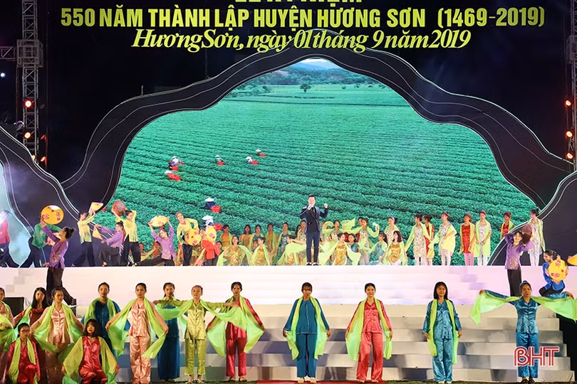 Long trọng lễ kỷ niệm 550 năm thành lập huyện Hương Sơn