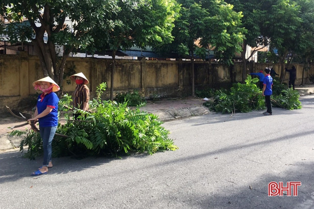 Đoàn viên thanh niên Hà Tĩnh “tiếp sức” chống bão