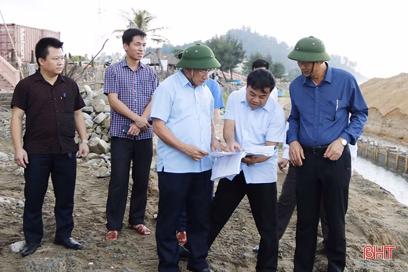 Bí thư Tỉnh ủy Lê Đình Sơn: Tăng cường lực lượng, đảm bảo an toàn tính mạng và tài sản cho người dân