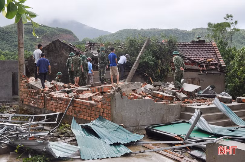 Bộ trưởng NN&PTNT Nguyễn Xuân Cường chỉ đạo ứng phó hoàn lưu sau bão, thăm hỏi hộ dân bị thiệt hại ở Hà Tĩnh