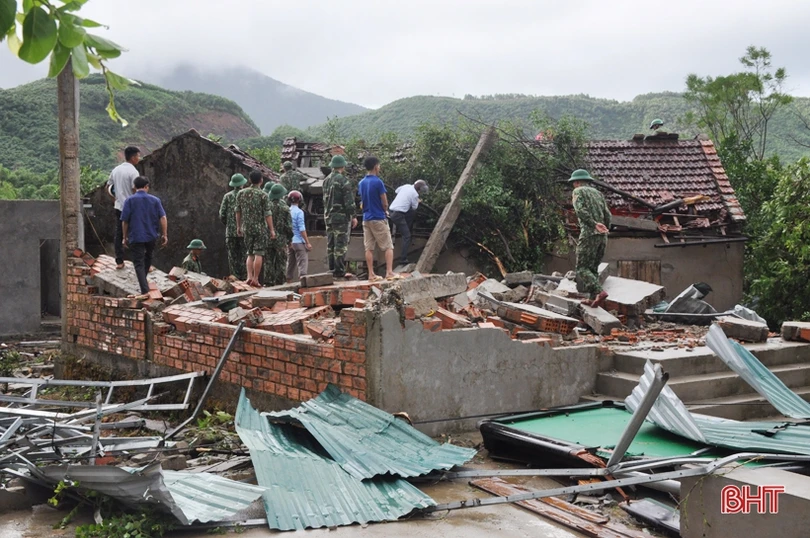 Bộ trưởng NN&PTNT Nguyễn Xuân Cường chỉ đạo ứng phó hoàn lưu sau bão, thăm hỏi hộ dân bị thiệt hại ở Hà Tĩnh