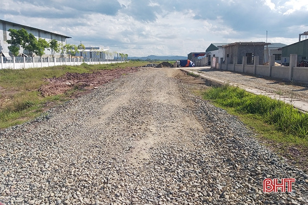 Đường xương sống của Cụm công nghiệp Bắc Cẩm Xuyên bị xuống cấp