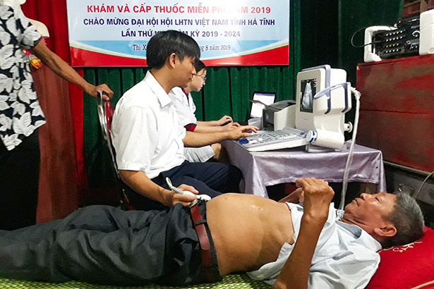 Formosa Hà Tĩnh hỗ trợ cấp, phát thuốc miễn phí cho gần 200 người dân Kỳ Thịnh