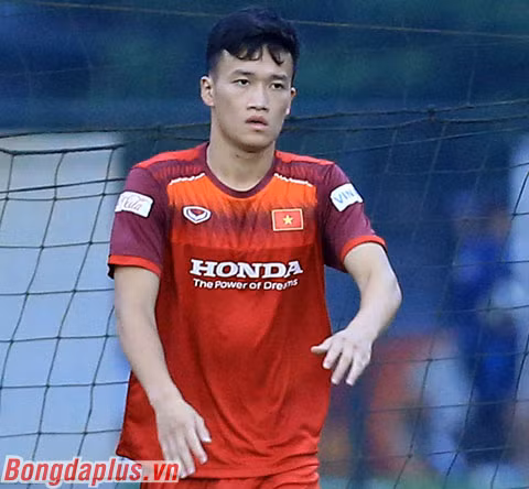 Đội tuyển Việt Nam chia tay 3 cầu thủ trước ngày sang Thái Lan