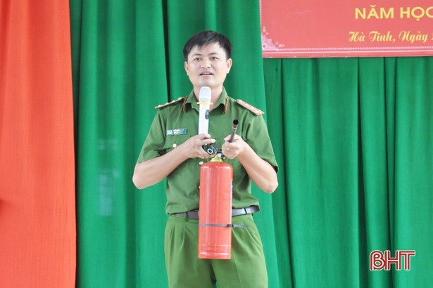 Trang bị kỹ năng ứng phó với hỏa hoạn cho giáo viên, học sinh trường THPT Phan Đình Phùng