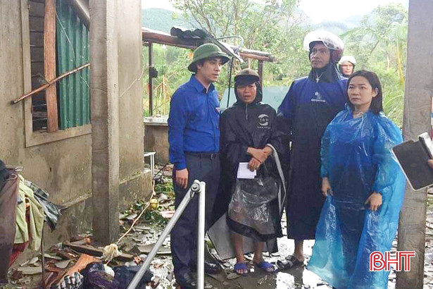 Đoàn viên thanh niên Hà Tĩnh “tiếp sức” chống bão