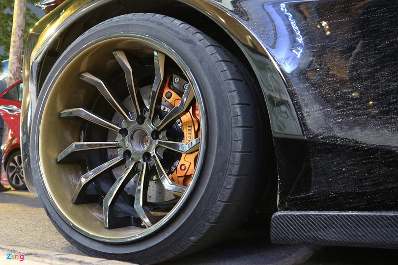 Cận cảnh siêu xe Ferrari 488 GTB độ Liberty Walk độc nhất Việt Nam