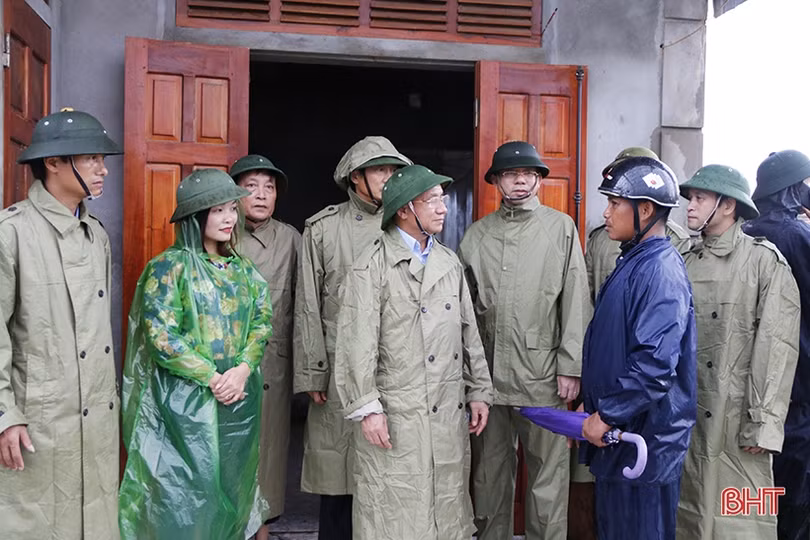 Người dân xã Cẩm Nhượng vớt bèo tây, rác thải dọc tuyến kè biển sau mưa bão