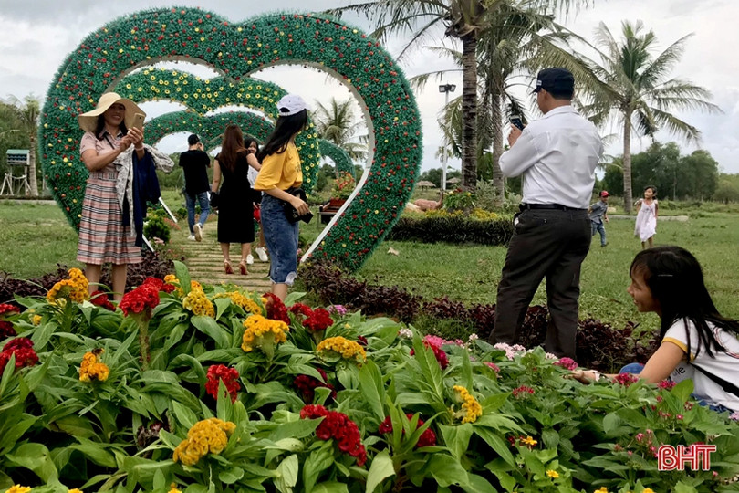 Du lịch Hà Tĩnh vẫn “hút” khách dù thời tiết bất thuận