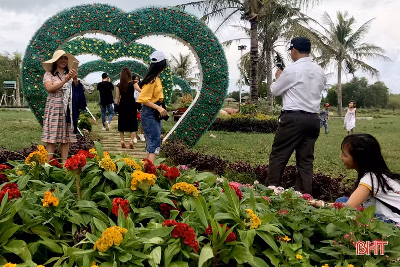 Du lịch Hà Tĩnh vẫn “hút” khách dù thời tiết bất thuận