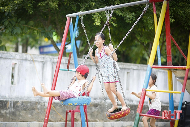 Sân chơi tái chế từ lốp xe cũ của trẻ em vùng núi Hương Sơn