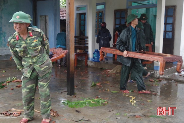 LLVT Hà Tĩnh huy động gần 150 CBCS giúp dân khắc phục hậu quả lốc xoáy