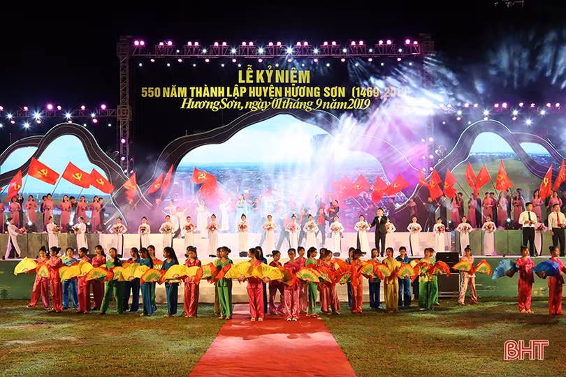 Long trọng lễ kỷ niệm 550 năm thành lập huyện Hương Sơn