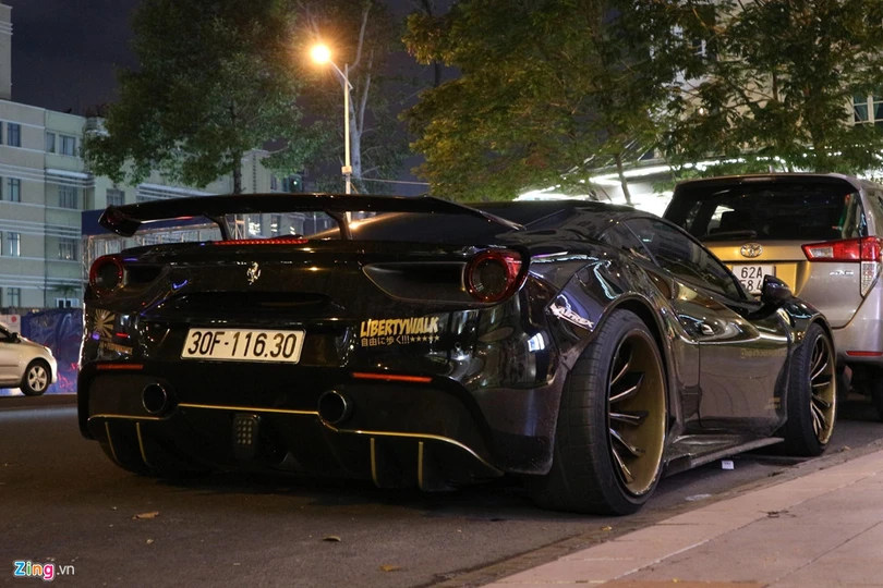 Cận cảnh siêu xe Ferrari 488 GTB độ Liberty Walk độc nhất Việt Nam