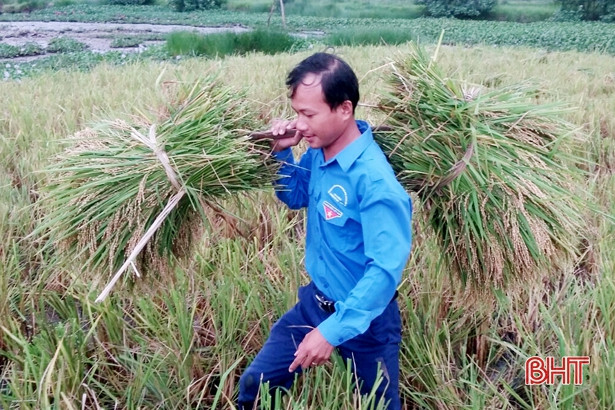 Đoàn viên thanh niên Hà Tĩnh “tiếp sức” chống bão