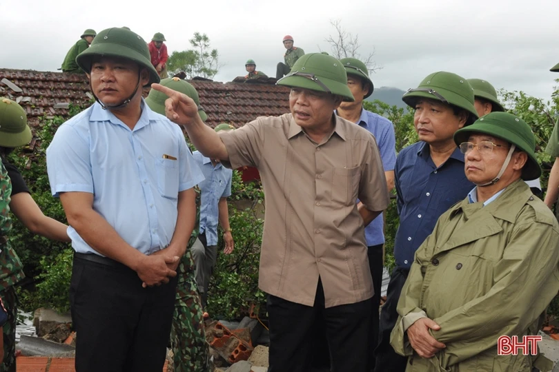 Bộ trưởng NN&PTNT Nguyễn Xuân Cường chỉ đạo ứng phó hoàn lưu sau bão, thăm hỏi hộ dân bị thiệt hại ở Hà Tĩnh